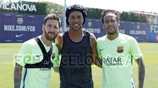 Tremendo junte: Ronaldinho visitó entrenamiento del Barcelona y se encontró con Messi y Neymar