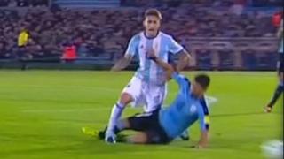 Y no fue ni amarilla: la dura falta de Suárez contra Biglia en clásico Uruguay-Argentina [VIDEO]