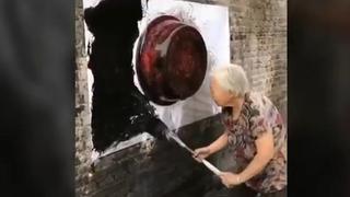 Arte puro: anciana usó tina, pintura negra y dibujó un tigre en segundos [VIDEO]