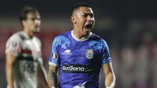 Luego de caer goleado 5-1: Jean Deza se quedó con la camiseta de Dani Alves tras el Binacional vs. Sao Paulo [FOTO]