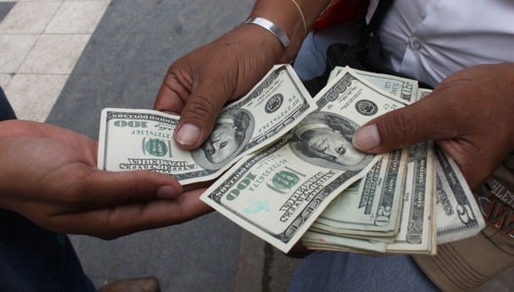 El dólar se negociaba a 19,8 pesos en México este martes (Foto: GEC).