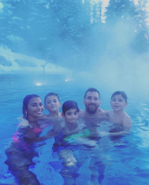 La familia de Lionel Messi disfrutando de las aguas calientes en los Alpes (Foto: Lionel Messi / Instagram)