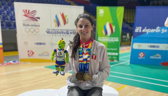 Inés Castillo con sus cuatro medallas doradas en el Coliseo Arena de la Sal en Zipaquirá, donde se disputó el bádminton en Valledupar 2022. (Foto: archivo de Inés)