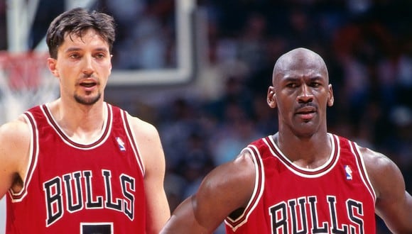 Toni Kukoc junto a Michael Jordan en 1996. (Foto: Getty Images)