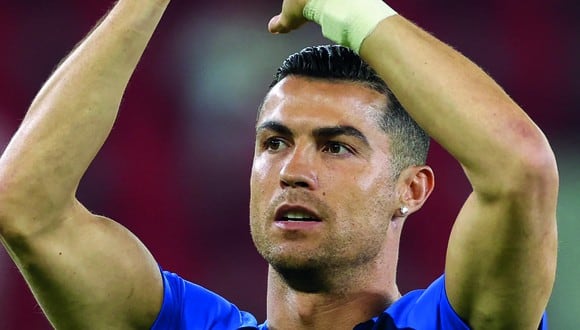 El jugador portugués Cristiano Ronaldo con una camiseta de calentamiento del Al Nassr (Foto: AFP)
