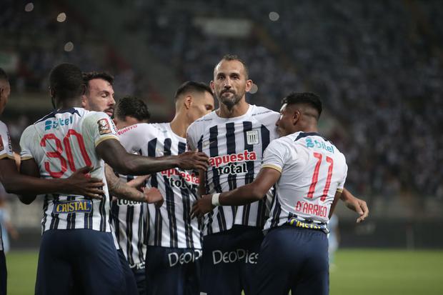 Alianza Lima pelea por el título del Apertura 2024.