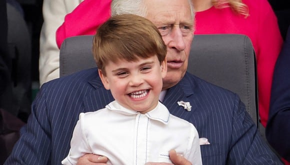 El Príncipe Carlos, Príncipe de Gales de Gran Bretaña (atrás) sienta al Príncipe Luis de Cambridge de Gran Bretaña en su rodilla durante el Concurso de Platino en Londres el 5 de junio de 2022. (Foto de Chris Jackson / PISCINA / AFP)