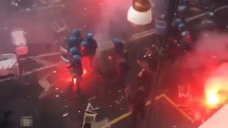 Hinchas del Frankfurt desatan el caos en Napoli: brutal pelea a sillas con policías [VIDEO]
