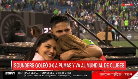 El abrazo entre Raúl Ruidíaz y su madre por el título de la Concachampions. (Foto: ESPN)