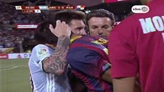 Lionel Messi y el gran gesto con hincha que invadió el terreno de juego