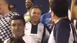 Hinchas le cantaron a Alexi Gómez y así reaccionó el futbolista en la tribuna [VIDEO]