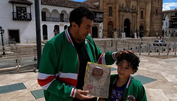 Niño le hizo a mano placa de YouTube a su papá para apoyar su canal, se hizo viral y ganó seguidores. (Foto: Tesoros Turísticos De Boyacá / YouTube)