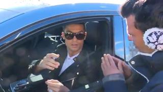 Dejó mucho que desear: La actitud de Cristiano Ronaldo con un hincha que le dio un regalo