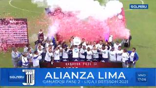 Celebración por lo conseguido: Alianza Lima recibió premio por ganar la Fase 2