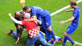 Turquía vs. Croacia: Hincha saltó al césped para festejar el gol de Modric