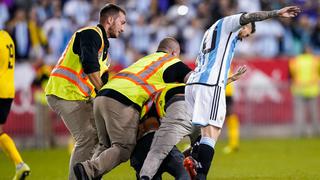 ¡Casi lo rompen! Messi y el hincha que le pidió una firma en la espalda y por el que pudo terminar lesionado
