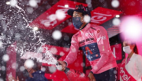 Egan Bernal gana en Cortina d'Ampezzo y es el único líder del Giro de Italia. (Foto: AFP)
