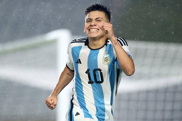 Claudio Echeverri tiene 17 años y juega en River Plate. (Foto: Getty Images)
