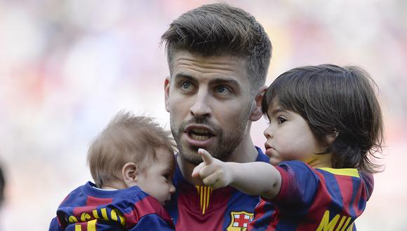 Gerard Piqué junto a sus dos hijos en el año 2015 (Foto: AFP)
