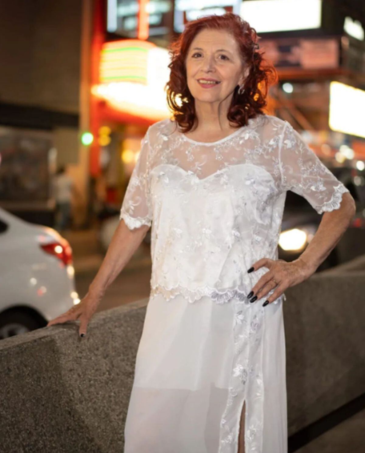 Acá luciendo un vestido blanco en la calle, con una mano en la cintura y regalándonos una sonrisa (Foto: @fanjerhwang / Instagram)
