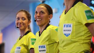 ¿Quién es Stéphanie Frappart, la primera árbitro principal mujer en un Mundial de fútbol másculino?
