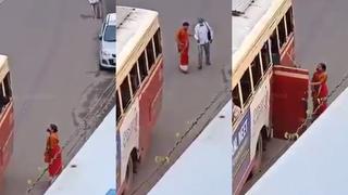 Mujer ayuda a hombre discapacitado a tomar el bus y recibe una recompensa 
