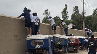 Hinchas íntimos subieron a mototaxis para visualizar el partido de práctica de Alianza Lima