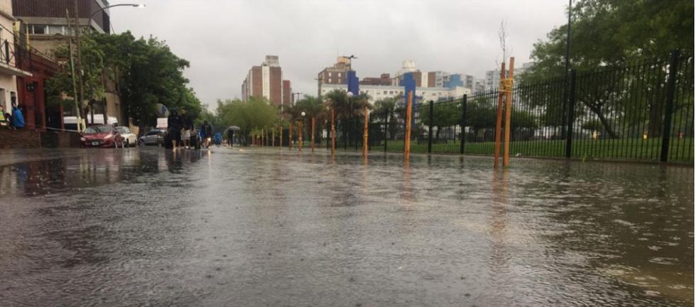 Las lluvias han sido de tan magnitud que han inundado zonas aledañas a La Bombonera. (Difusión)