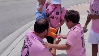 ¡Para el recuerdo! Niño rompió en llanto tras recibir el autógrafo de Messi en sus botines