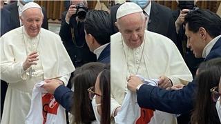 Gianluca Lapadula le entregó una camiseta de la Selección Peruana al Papa Francisco [VIDEO]