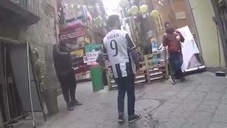 Esto es lo que pasa cuando vas a Napoli con una camiseta de Higuaín de la Juventus [VIDEO]
