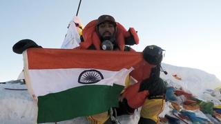El escalador indio sancionado por haber fingido su ascenso al Everest finalmente alcanza la cima  