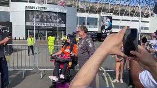 Un ‘Loco’ bueno: el abrazo de Marcelo Bielsa con una fanática discapacitada del Leeds United [VIDEO]
