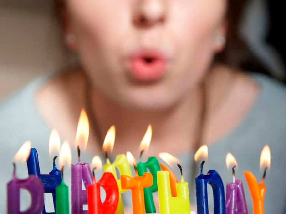 Apagar las velas del pastel, celebración de cumpleaños Archivo De Video,  Clip Libre De Derechos, Video En Alta Definición. Vídeo 45993934
