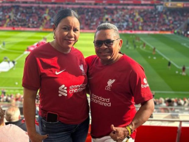 LuisManuel Díaz y su esposa con la camiseta del Liverpool (Foto: Cilenis Marulanda / Instagram) 