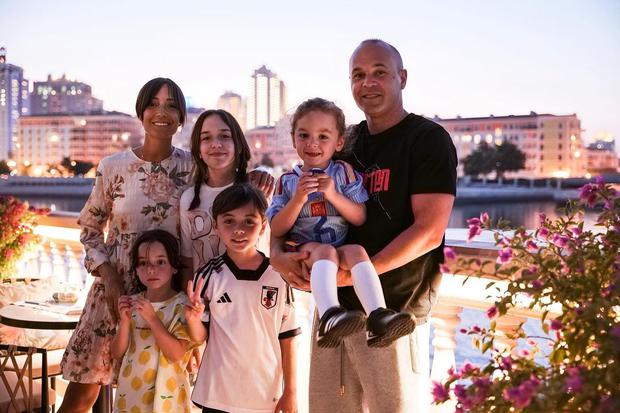Andrés Iniesta, Anna Ortiz y los cuatro hijos mayores que tiene la pareja (Foto: Andrés Iniesta / Instagram)