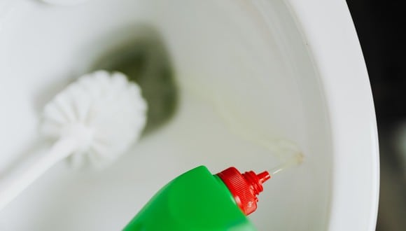 Quita las manchas amarillas de la tapa del inodoro con estos trucos caseros. (Foto: Pexels)