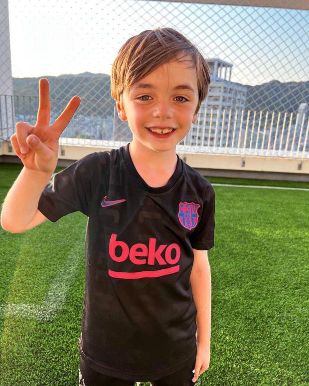 Paolo luciendo con gran orgullo su camiseta del Barcelona (Foto: Anna Ortiz / Instagram)