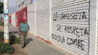 Juan Aurich: hinchas piden, con pintas en la sede del club, respeto por la camiseta