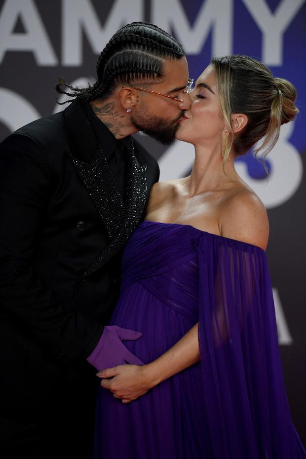 Maluma y Susana Gómez en la alfombra roja de los Latin Grammy 2023 (Foto: AFP)