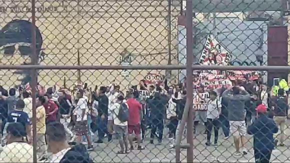 La entrada de los hinchas de Universitario al Lolo Fernández. (Video: Wilmer Robles)