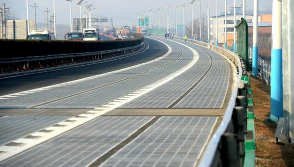Los paneles solares permiten que los autos eléctricos se recarguen con solo pasar. (Fotos: Difusión)