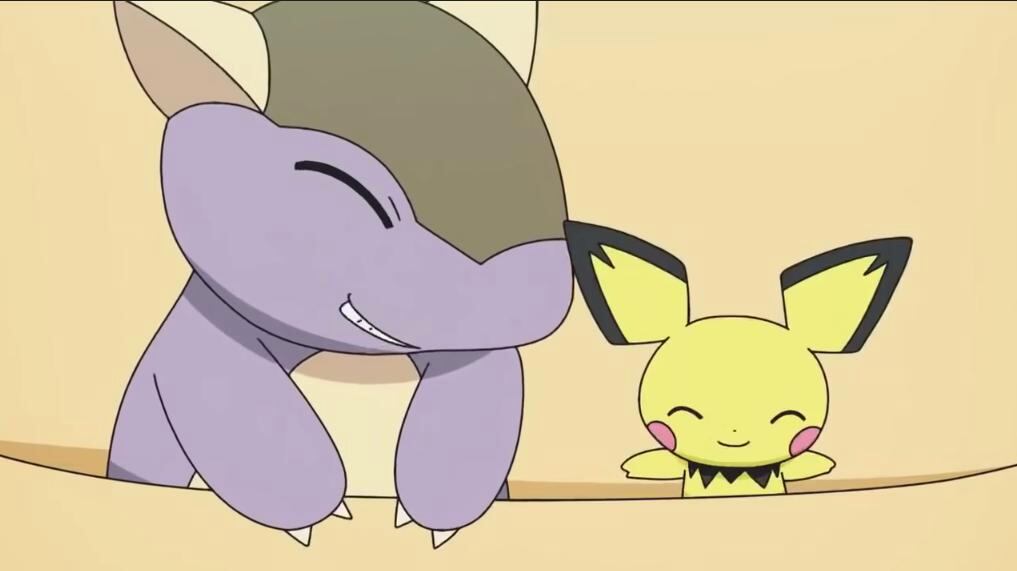 Pichu y la cría de Kangashkhan viajan juntos en la bolsa de la madre (Foto: TV Tokyo)