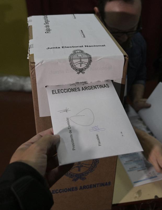 A citizen votes at a polling station in Buenos Aires during the Argentine general elections on October 27, 2019 (Photo: Juan Mabromata / AFP)