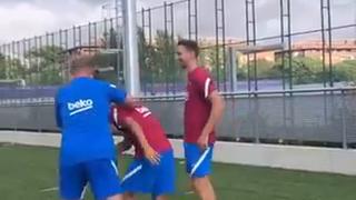 “¡Qué moreno estás!”: Pedri volvió a entrenar con el Barcelona y así lo recibió Koeman [VIDEO]