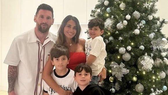 Lionel Messi, Antonela y sus hijos junto al árbol navideño en su casa de Rosario. (Imagen: @antonelaroccuzzo / Instagram)