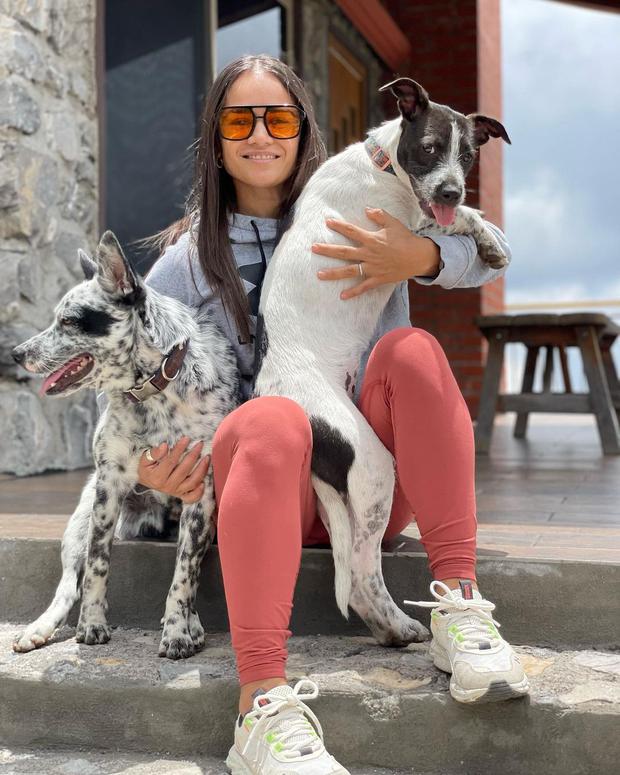 Marisela junto a dos de sus perros (Foto: Chelly Cantú / Instagram)