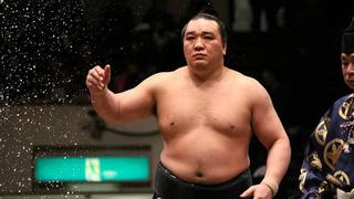 Escándalo en Japón: estrella de sumo acusado de fracturar el cráneo de otro luchador con una botella