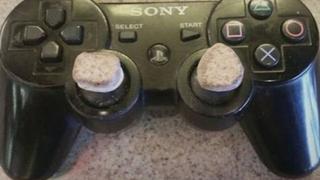 Usuario de PlayStation intentó vender un mando con piedras pegadas y lo recibieron así