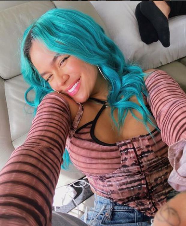 Esta imagen es del 27 de marzo de 2022. La colombiana luciendo muy contenta su cabellera azul (Foto: Karol G / Instagram)
